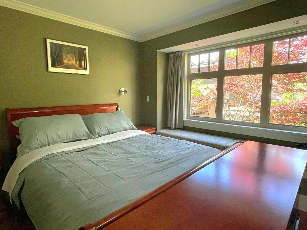 Elegant, Sunny Modern Home With Skylights - Kitsilano, Vancouver Exteriör bild