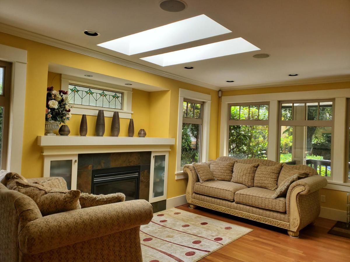 Elegant, Sunny Modern Home With Skylights - Kitsilano, Vancouver Exteriör bild