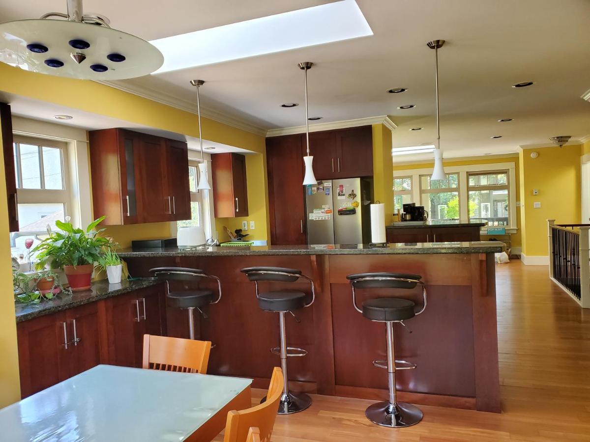 Elegant, Sunny Modern Home With Skylights - Kitsilano, Vancouver Exteriör bild